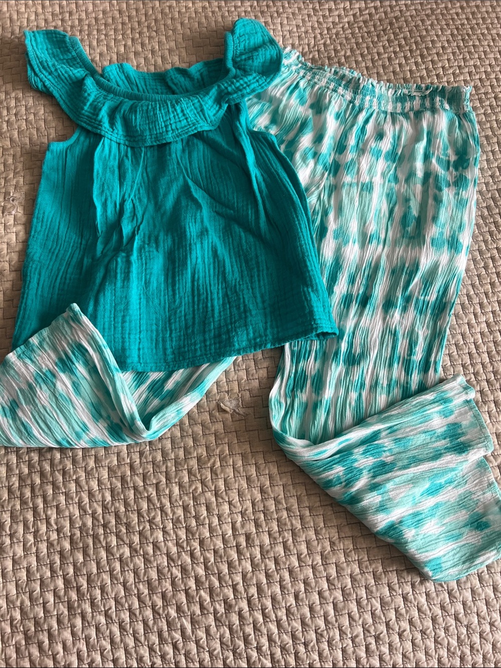 Girl’s size 7 SO brand set